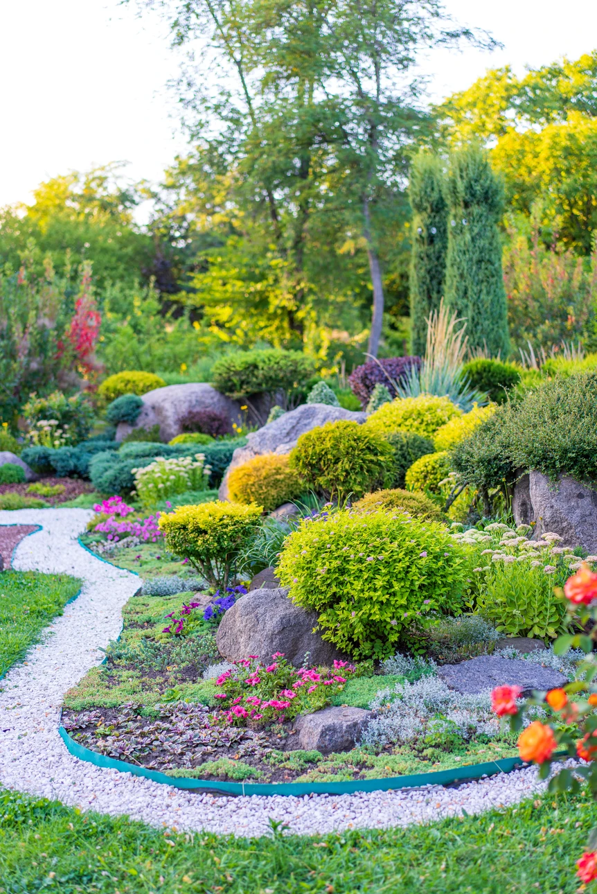 Scène extérieure de tonte de pelouse résidentielle